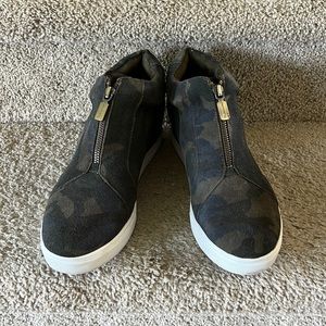 Blondo camo waterproof wedge sneaker